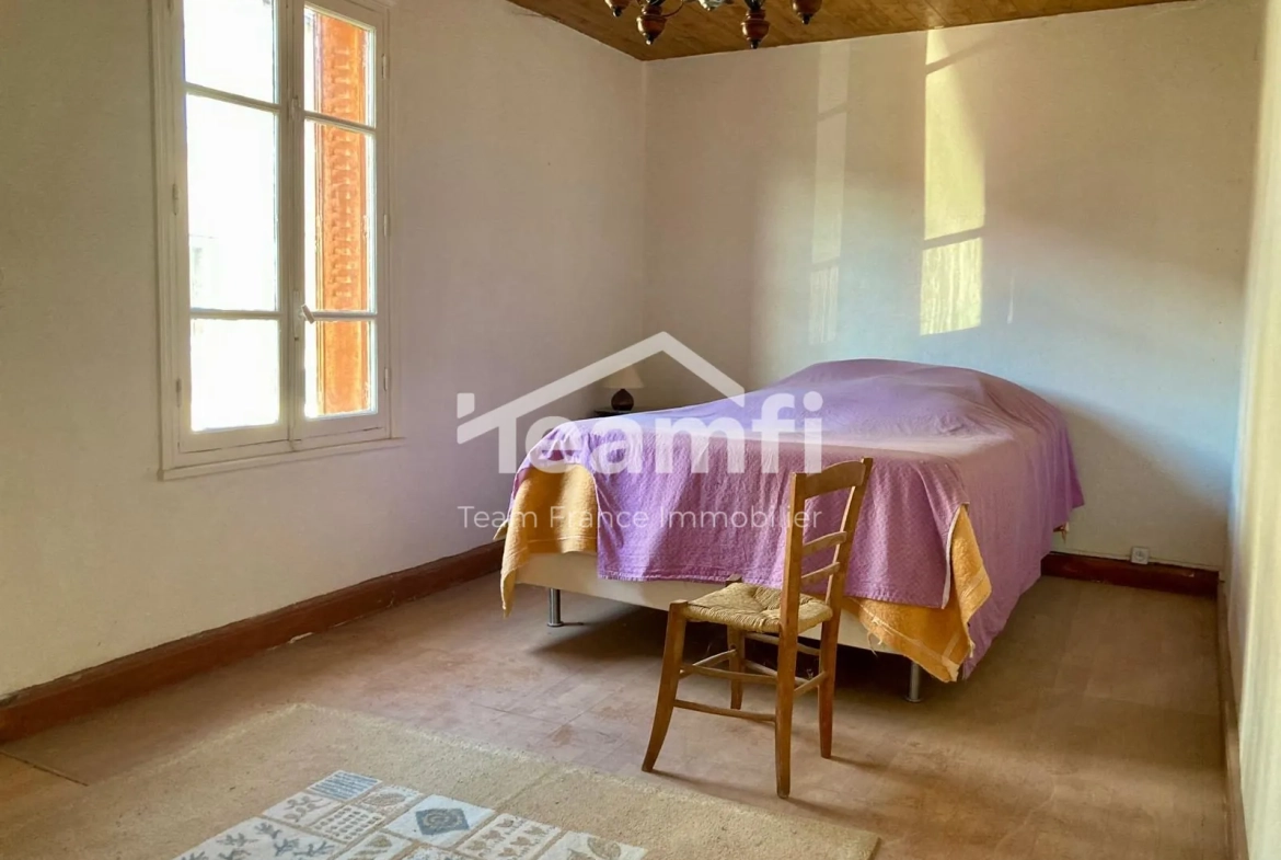 Maison à rénover avec 4 chambres, jardin et atelier à Arconsat 