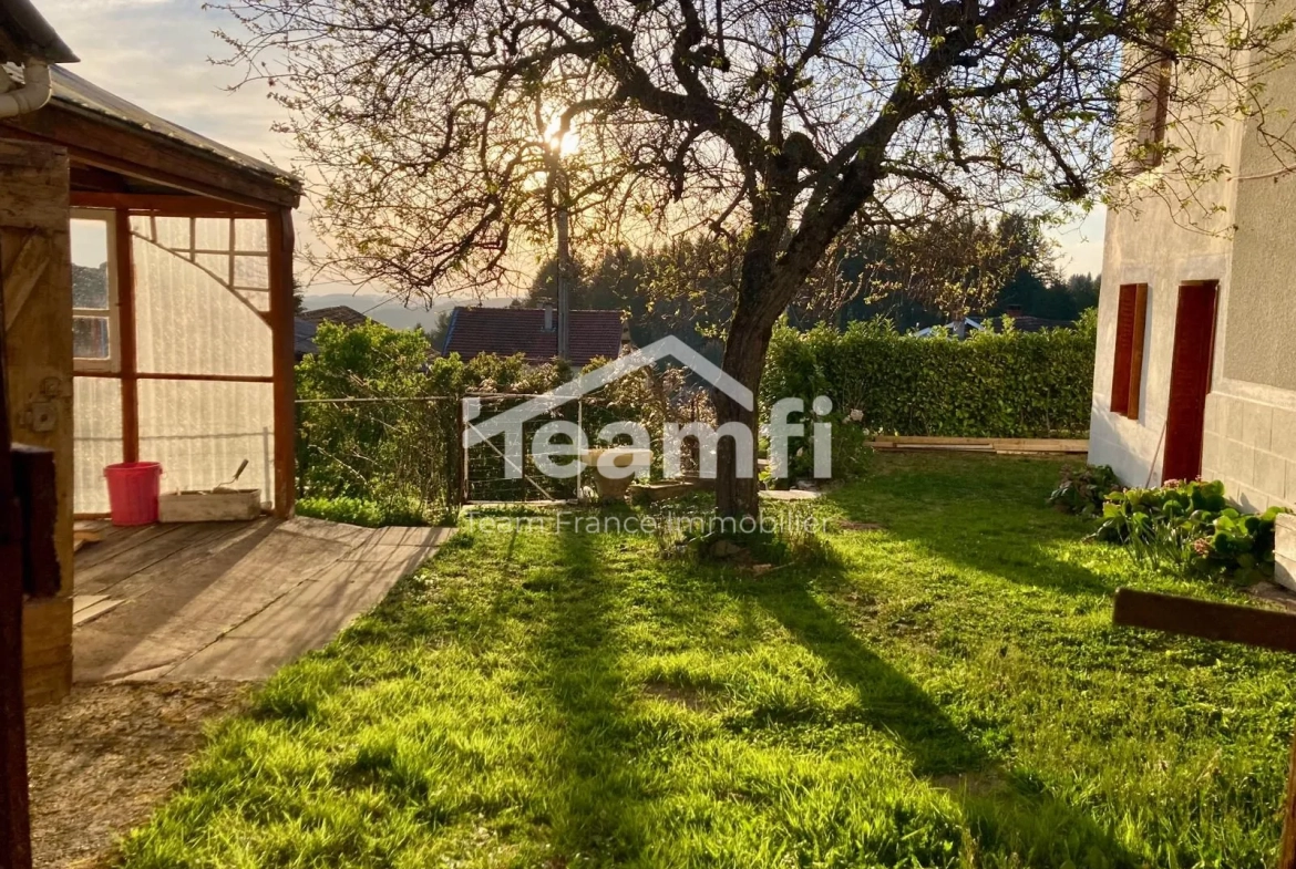 Maison à rénover avec 4 chambres, jardin et atelier à Arconsat 