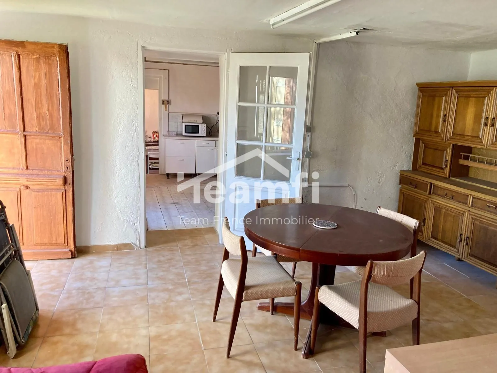 Maison à rénover avec 4 chambres, jardin et atelier à Arconsat 
