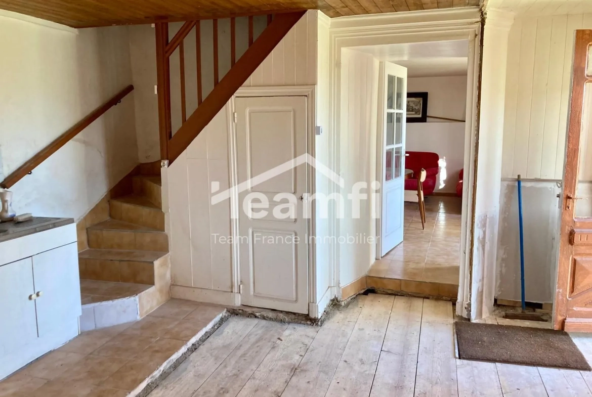 Maison à rénover avec 4 chambres, jardin et atelier à Arconsat 