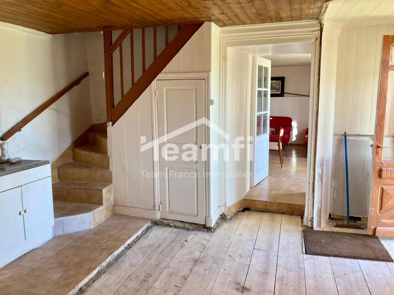 Maison à rénover avec 4 chambres, jardin et atelier à Arconsat 