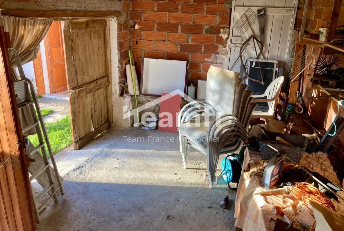 Maison à rénover avec 4 chambres, jardin et atelier à Arconsat 