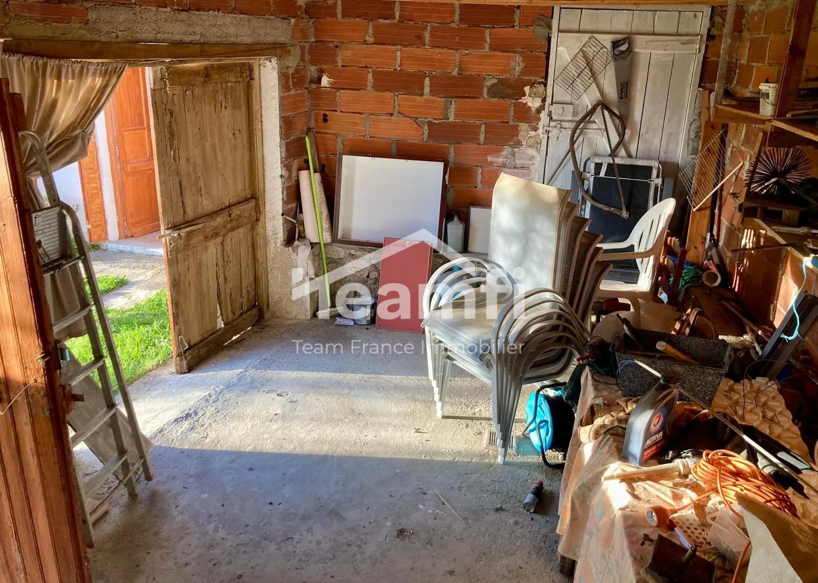 Maison à rénover avec 4 chambres, jardin et atelier à Arconsat 