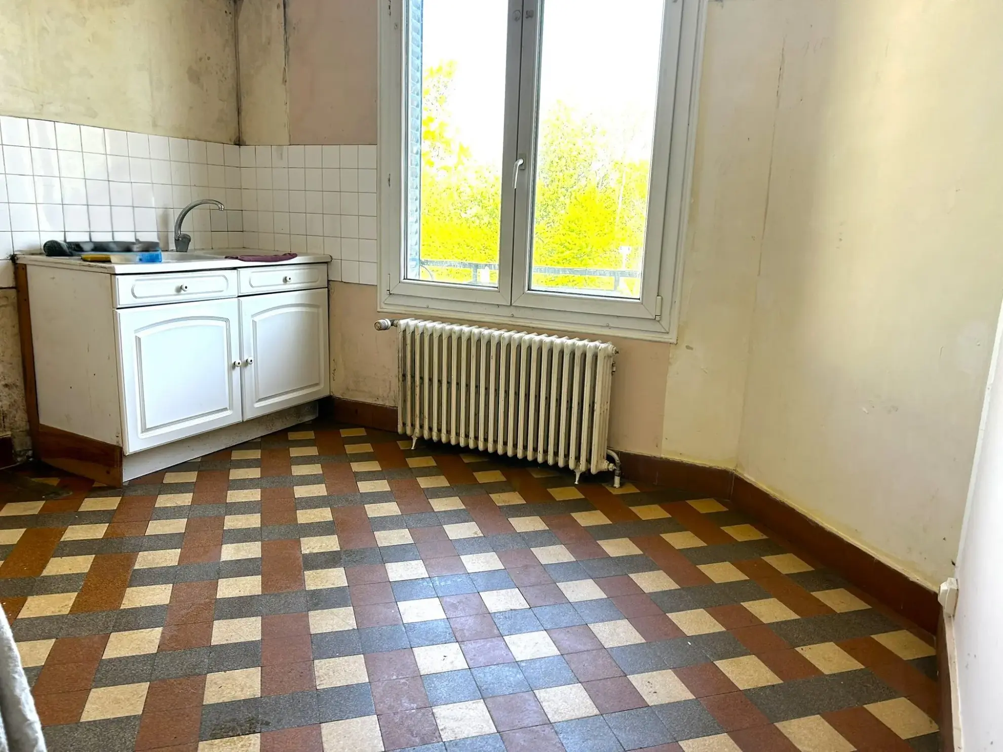 Maison ancienne à rénover avec 3 chambres près de l'autoroute A6 à Courtenay 