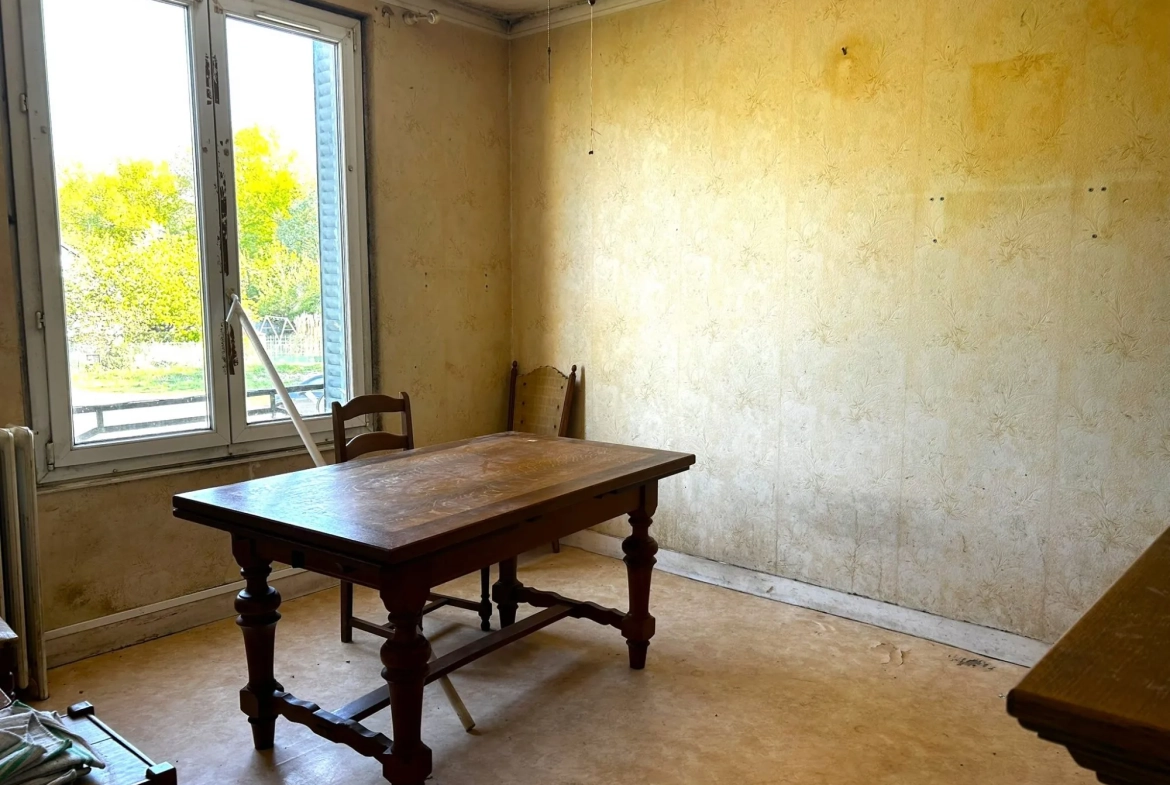 Maison ancienne à rénover avec 3 chambres près de l'autoroute A6 à Courtenay 