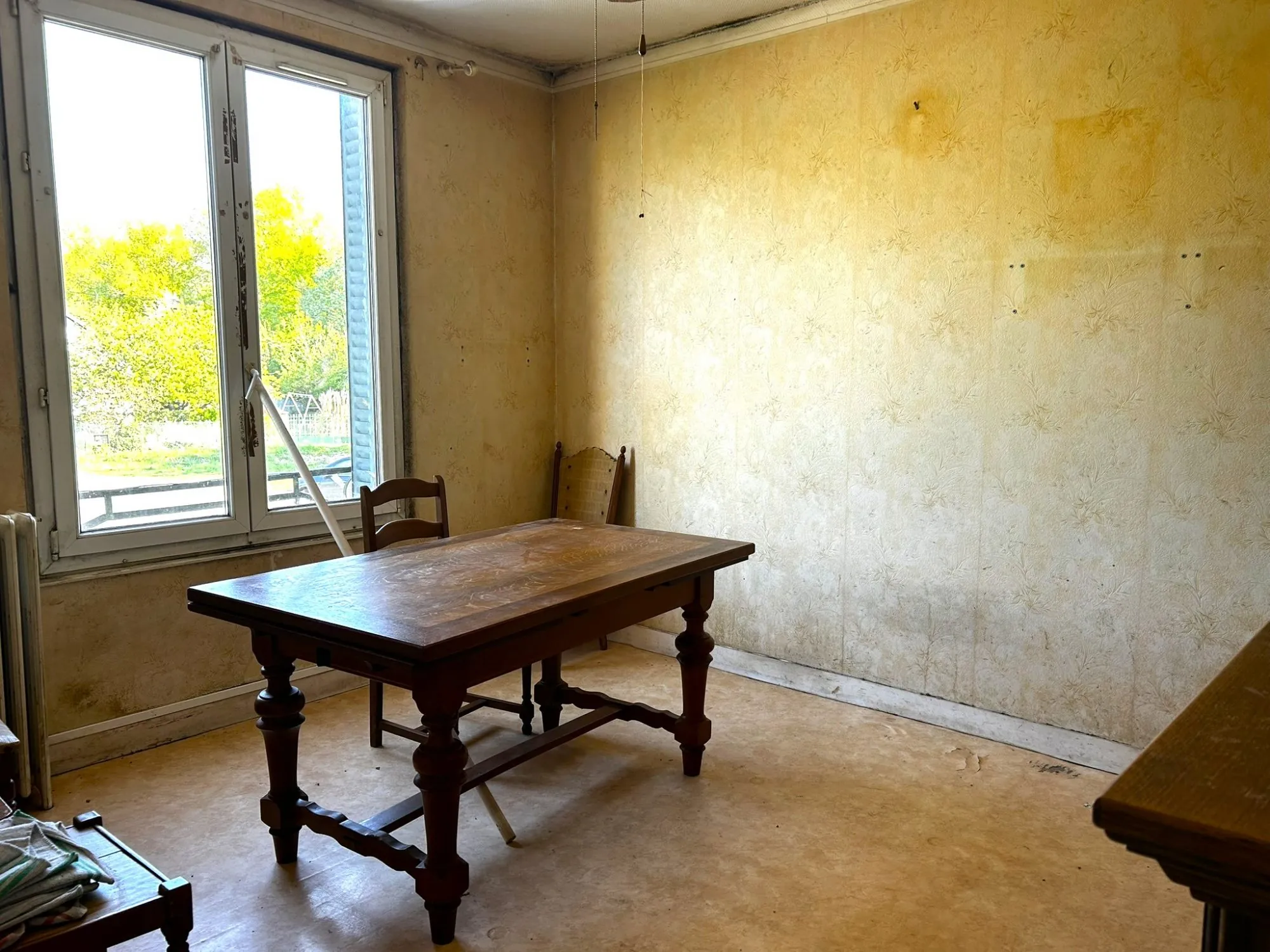 Maison ancienne à rénover avec 3 chambres près de l'autoroute A6 à Courtenay 