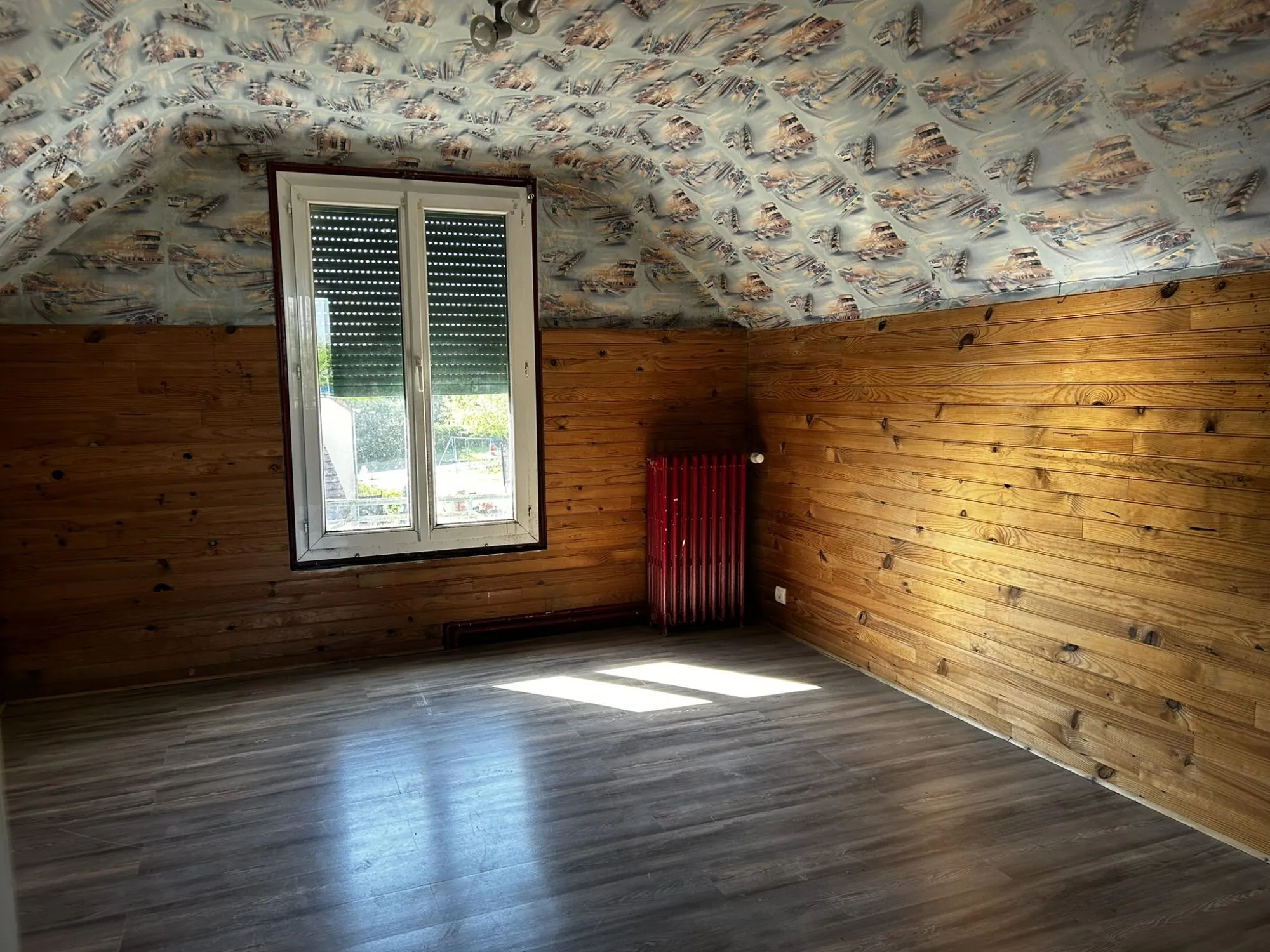 Maison ancienne à rénover avec 3 chambres près de l'autoroute A6 à Courtenay 