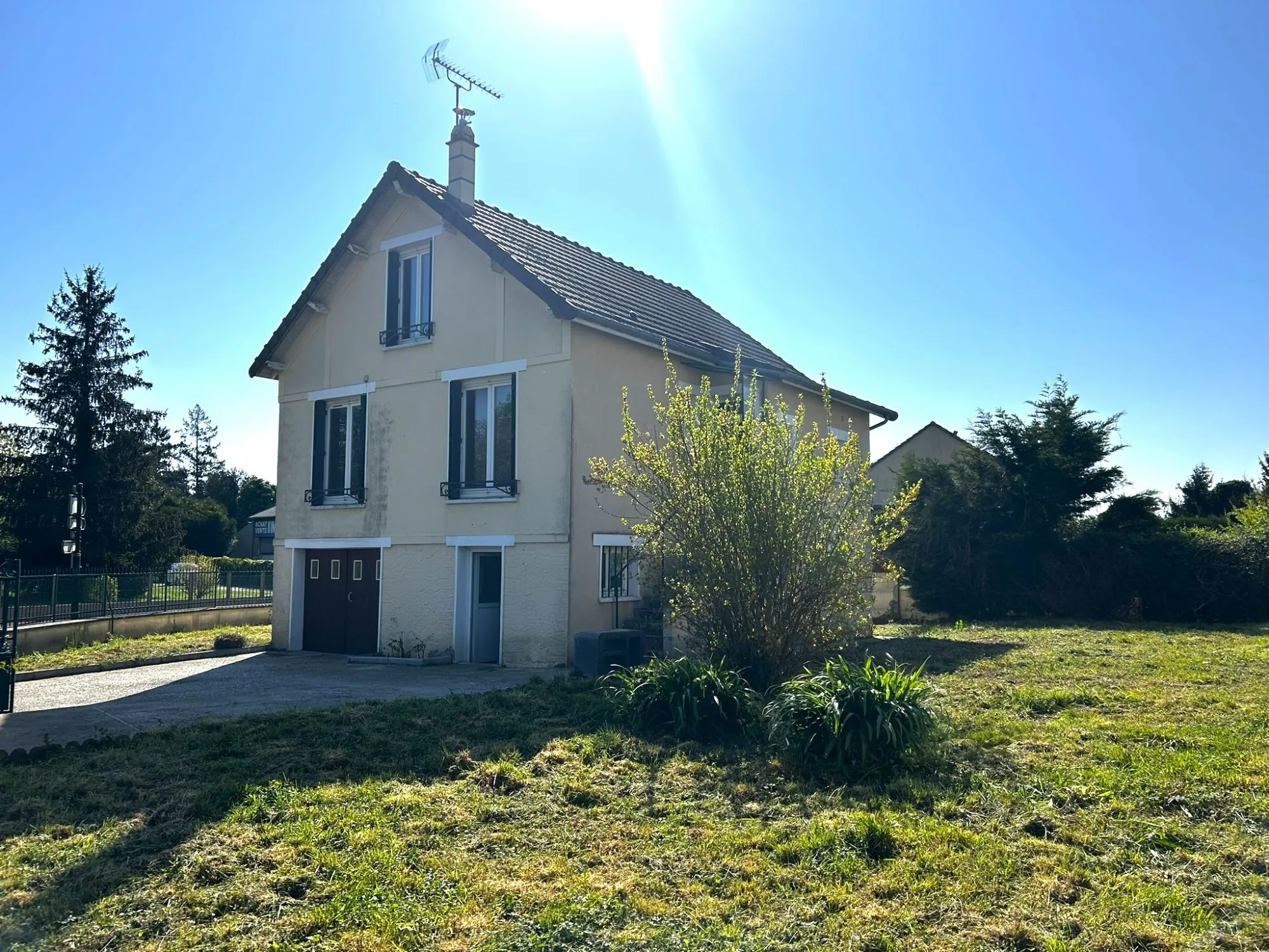 Maison ancienne à rénover avec 3 chambres près de l'autoroute A6 à Courtenay 