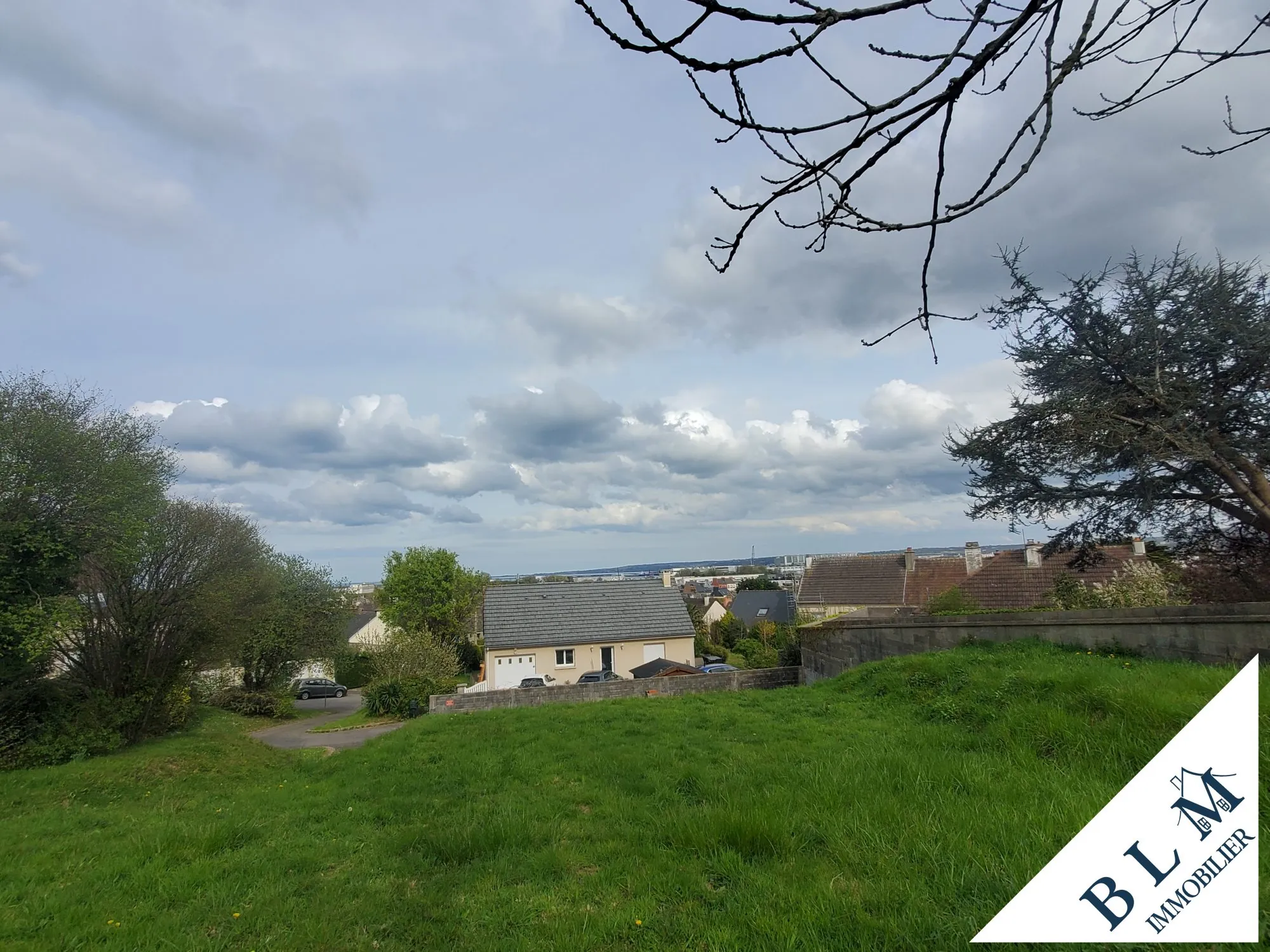 Terrain constructible de 739 m² à Equeurdreville-Hainneville - Hors lotissement et viabilisé 