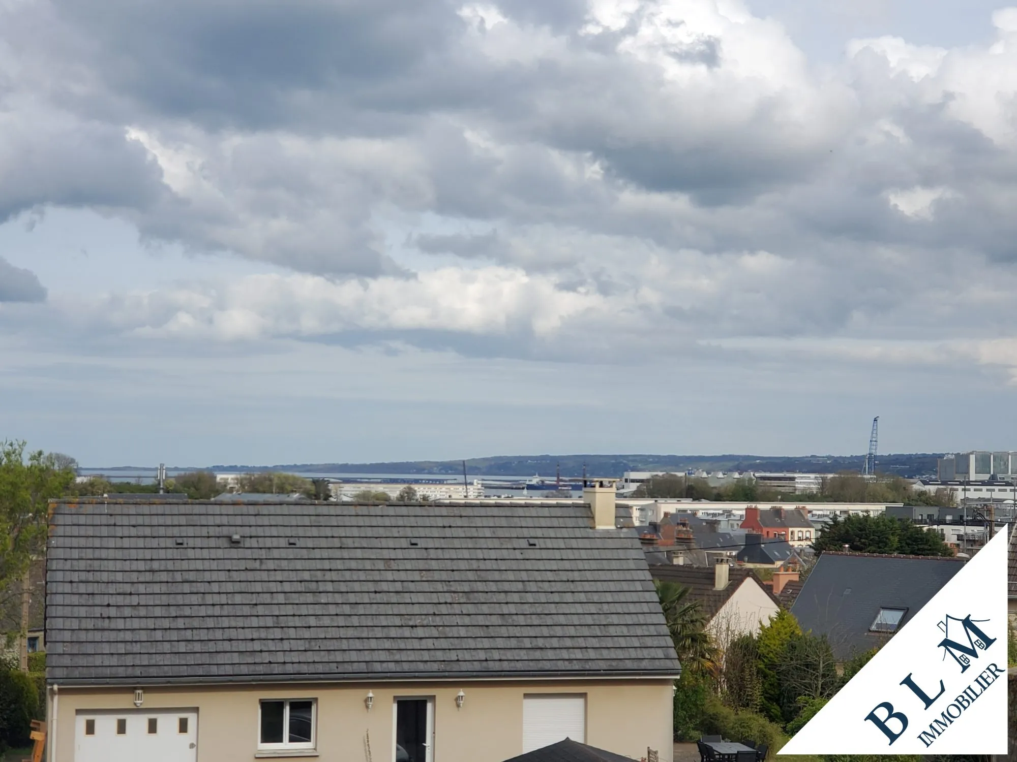 Terrain constructible de 739 m² à Equeurdreville-Hainneville - Hors lotissement et viabilisé 