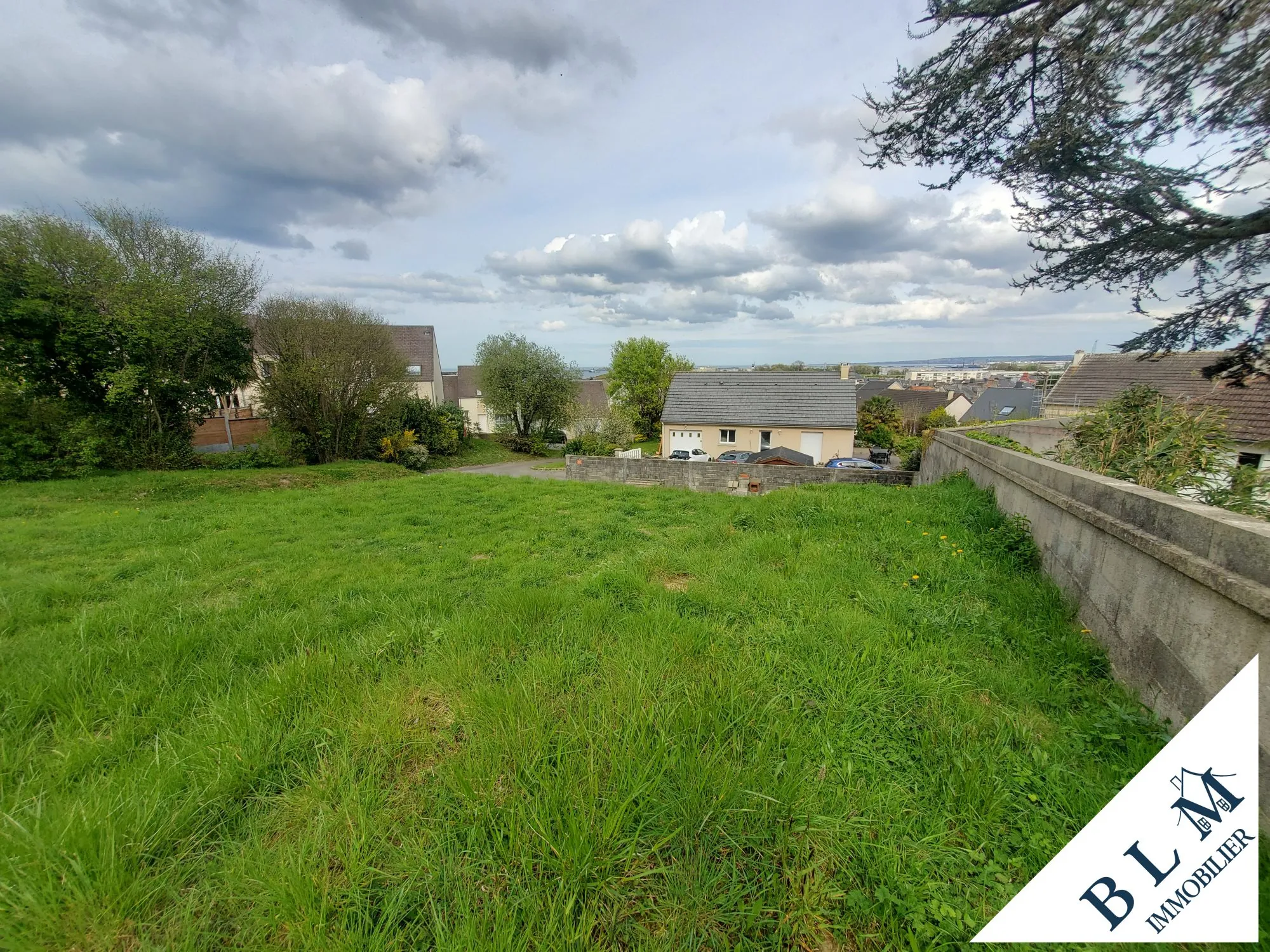 Terrain constructible de 739 m² à Equeurdreville-Hainneville - Hors lotissement et viabilisé 