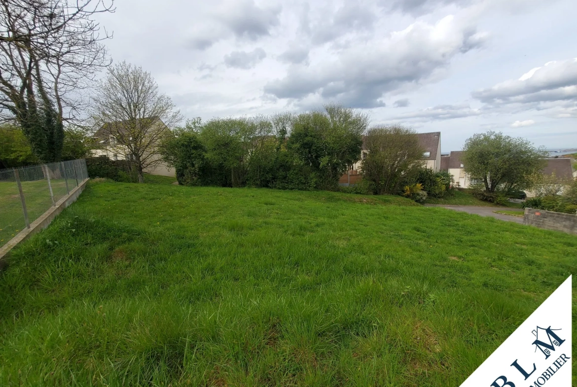 Terrain constructible de 739 m² à Equeurdreville-Hainneville - Hors lotissement et viabilisé 