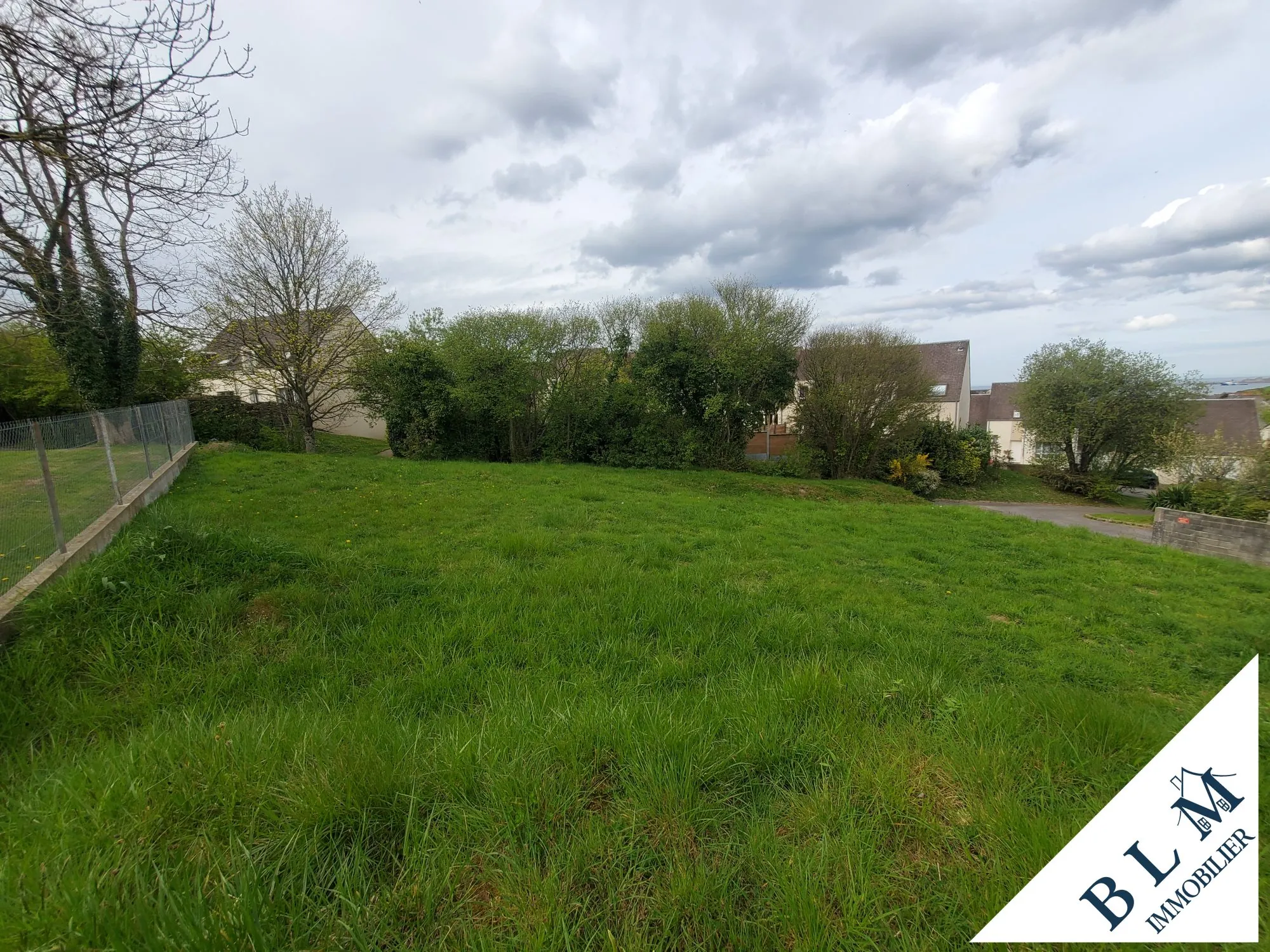 Terrain constructible de 739 m² à Equeurdreville-Hainneville - Hors lotissement et viabilisé 