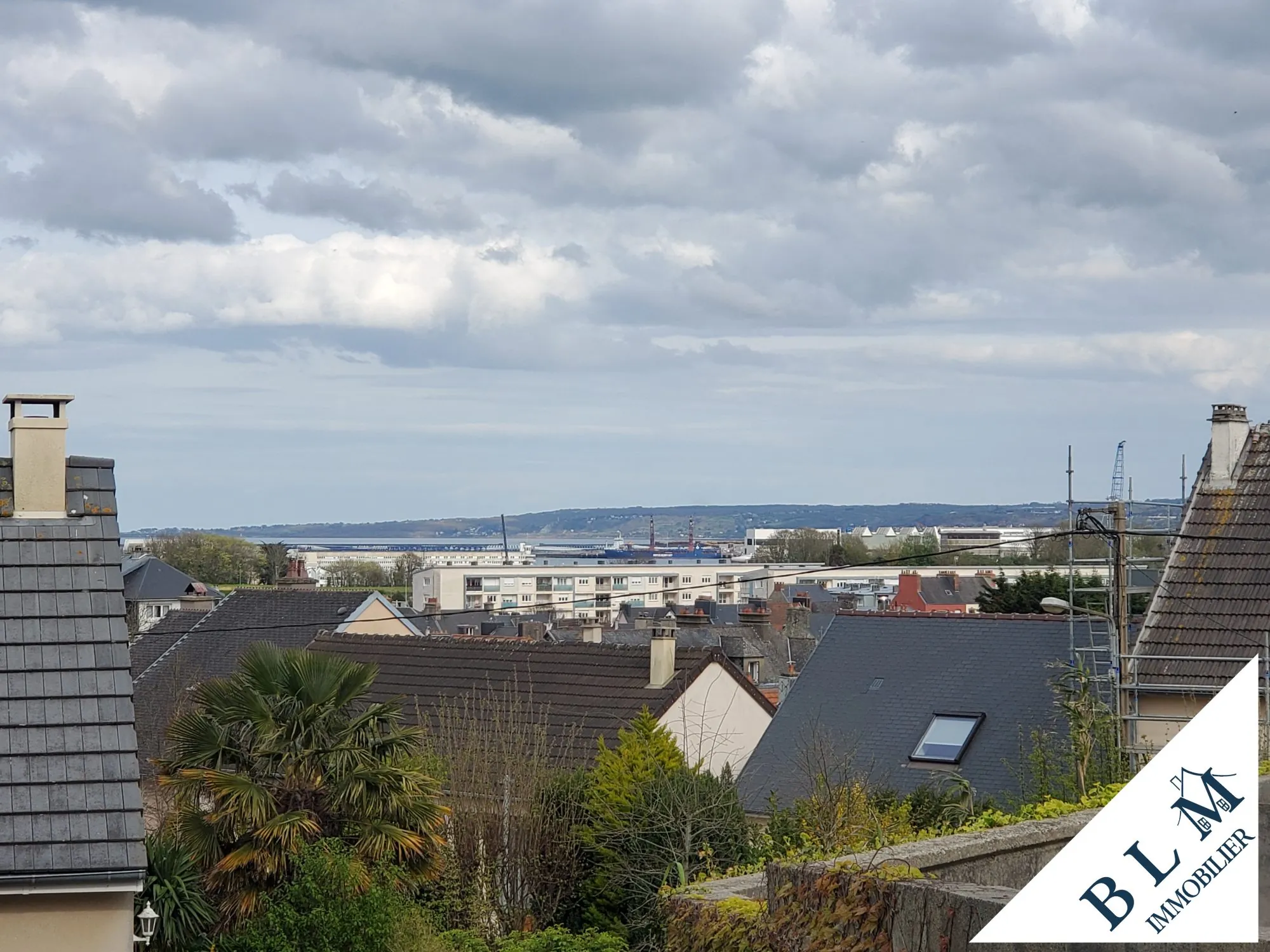 Terrain constructible de 739 m² à Equeurdreville-Hainneville - Hors lotissement et viabilisé 