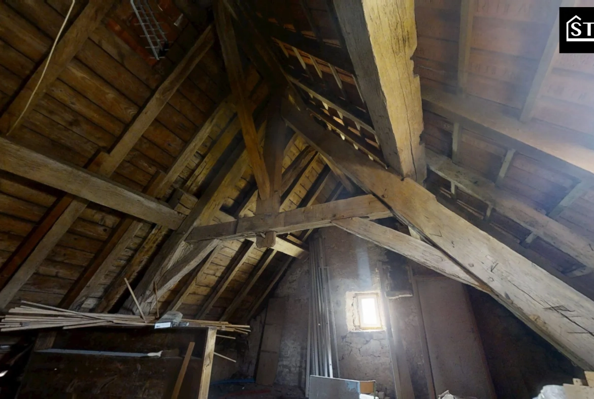 Maison à vendre à Lomont 210 m² avec terrain de 10 ares - Charme et potentiel 