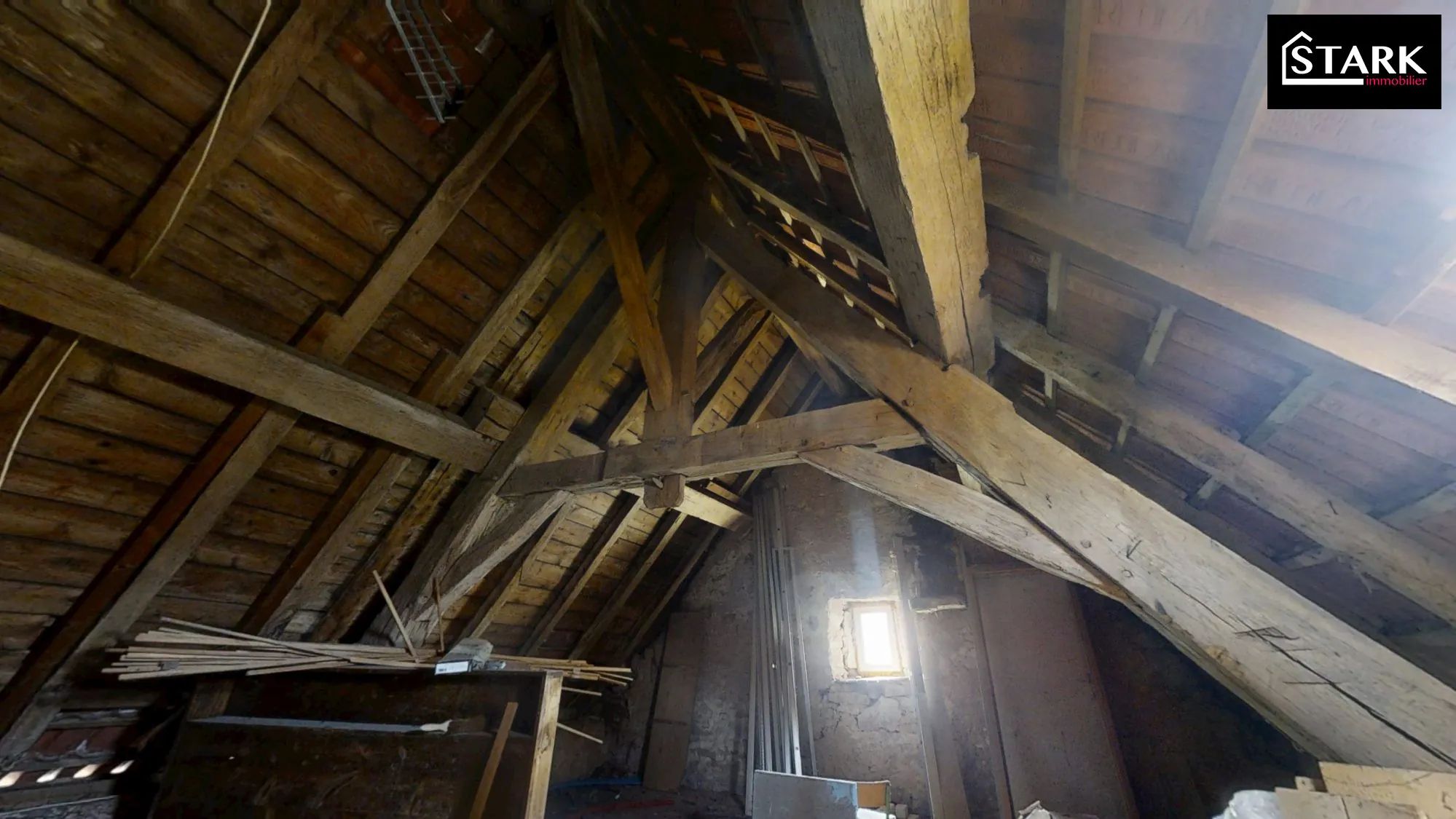 Maison à vendre à Lomont 210 m² avec terrain de 10 ares - Charme et potentiel 