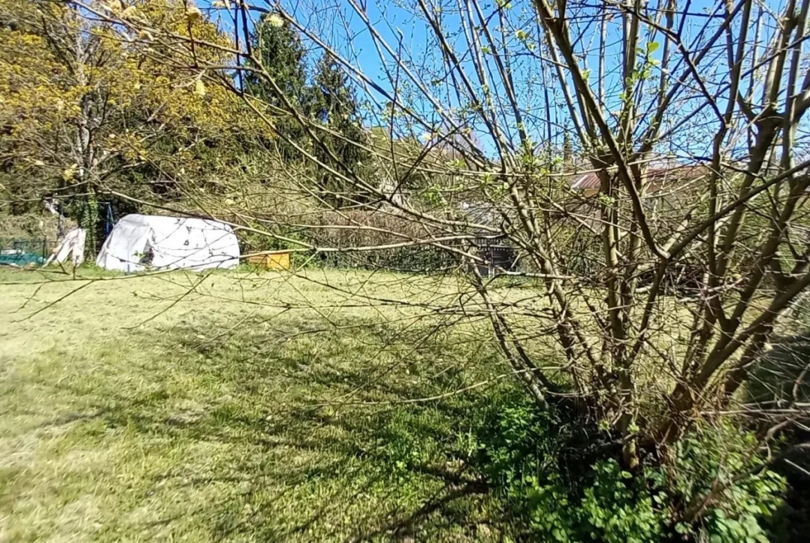 Terrain constructible à Voiron de 400 m² en impasse, zone UD, idéal pour résidence 