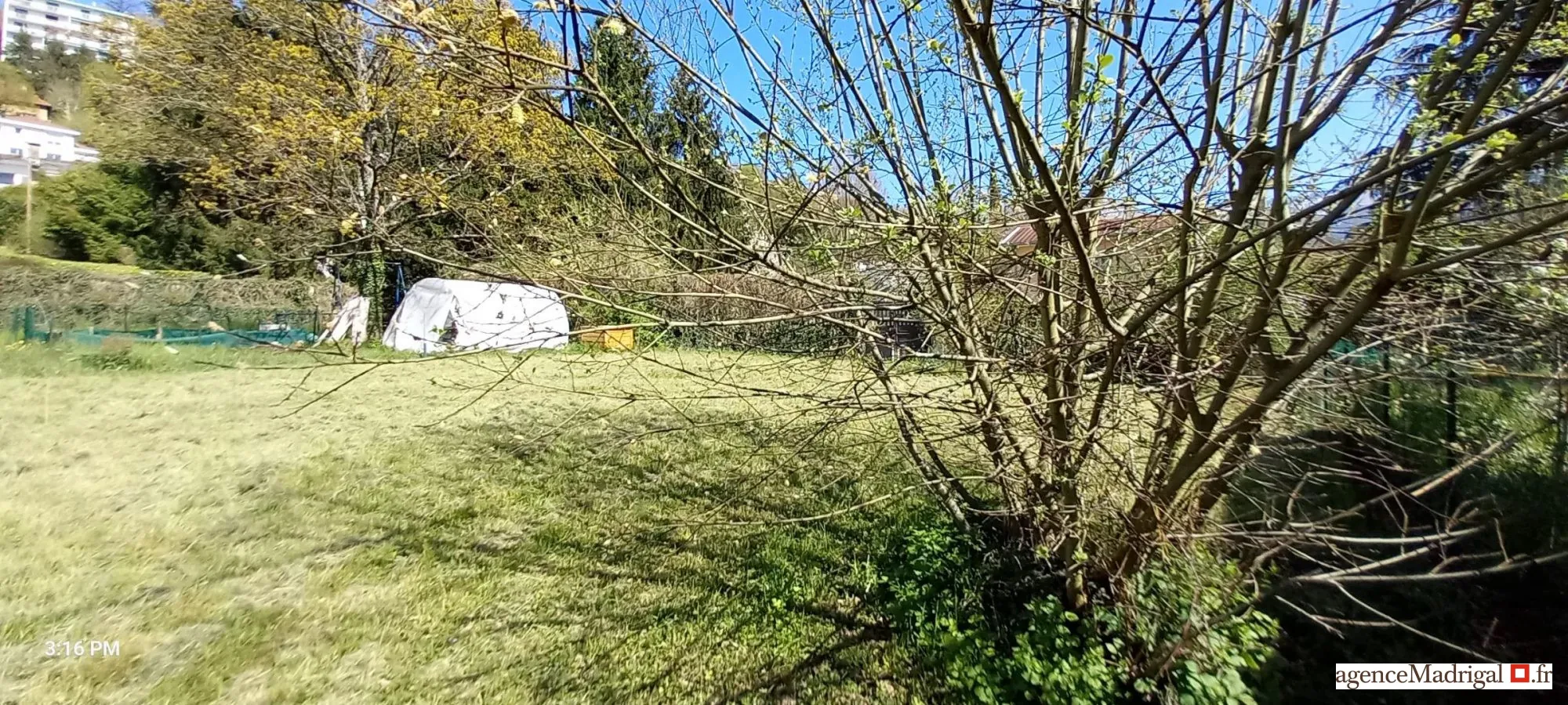 Terrain constructible à Voiron de 400 m² en impasse, zone UD, idéal pour résidence 