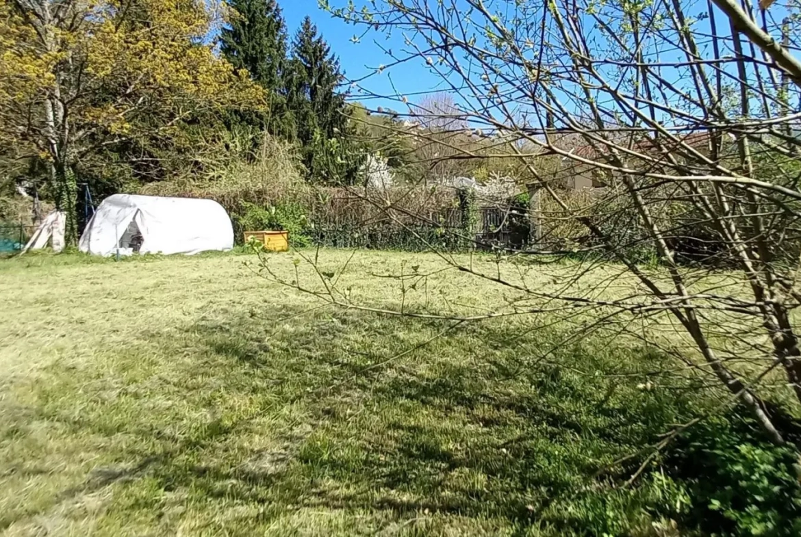 Terrain constructible à Voiron de 400 m² en impasse, zone UD, idéal pour résidence 