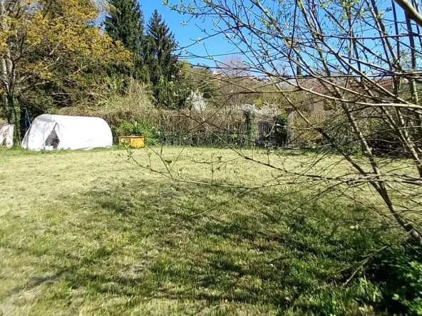 Terrain constructible à Voiron de 400 m² en impasse, zone UD, idéal pour résidence