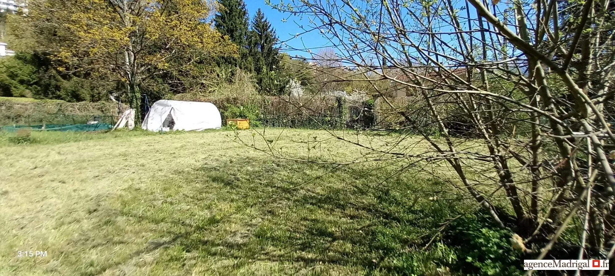 Terrain constructible à Voiron de 400 m² en impasse, zone UD, idéal pour résidence 