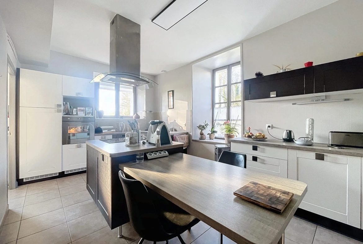 Maison à vendre de 152 m² à Laval-Vitré, village authentique 