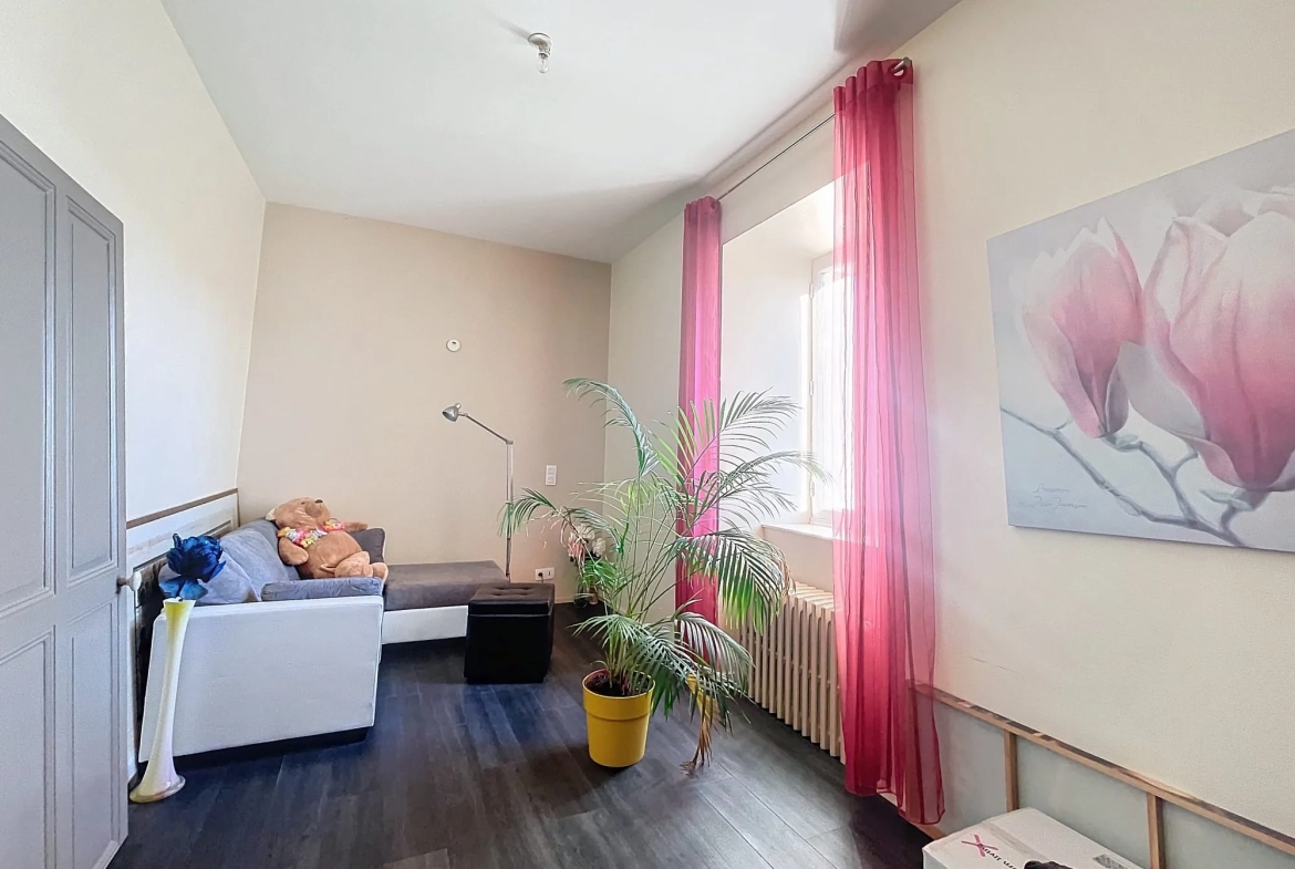 Maison à vendre de 152 m² à Laval-Vitré, village authentique 