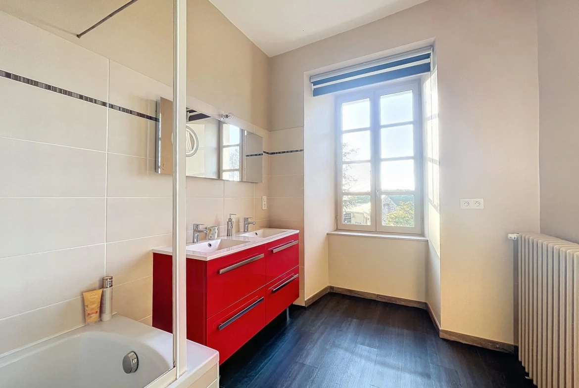 Maison à vendre de 152 m² à Laval-Vitré, village authentique 