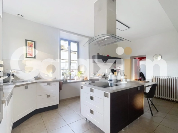 Maison à vendre de 152 m² à Laval-Vitré, village authentique