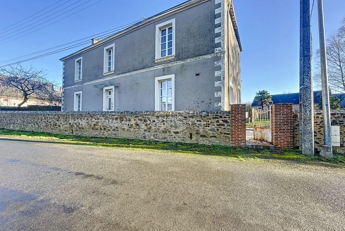 Maison à vendre de 152 m² à Laval-Vitré, village authentique 