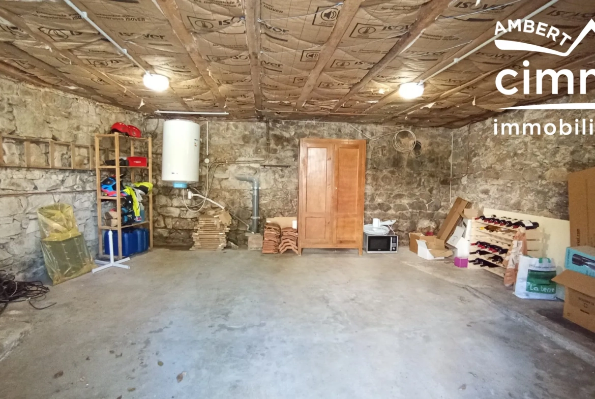 Maison rénovée avec terrasse, garage à Olliergues - Opportunité d’investissement 
