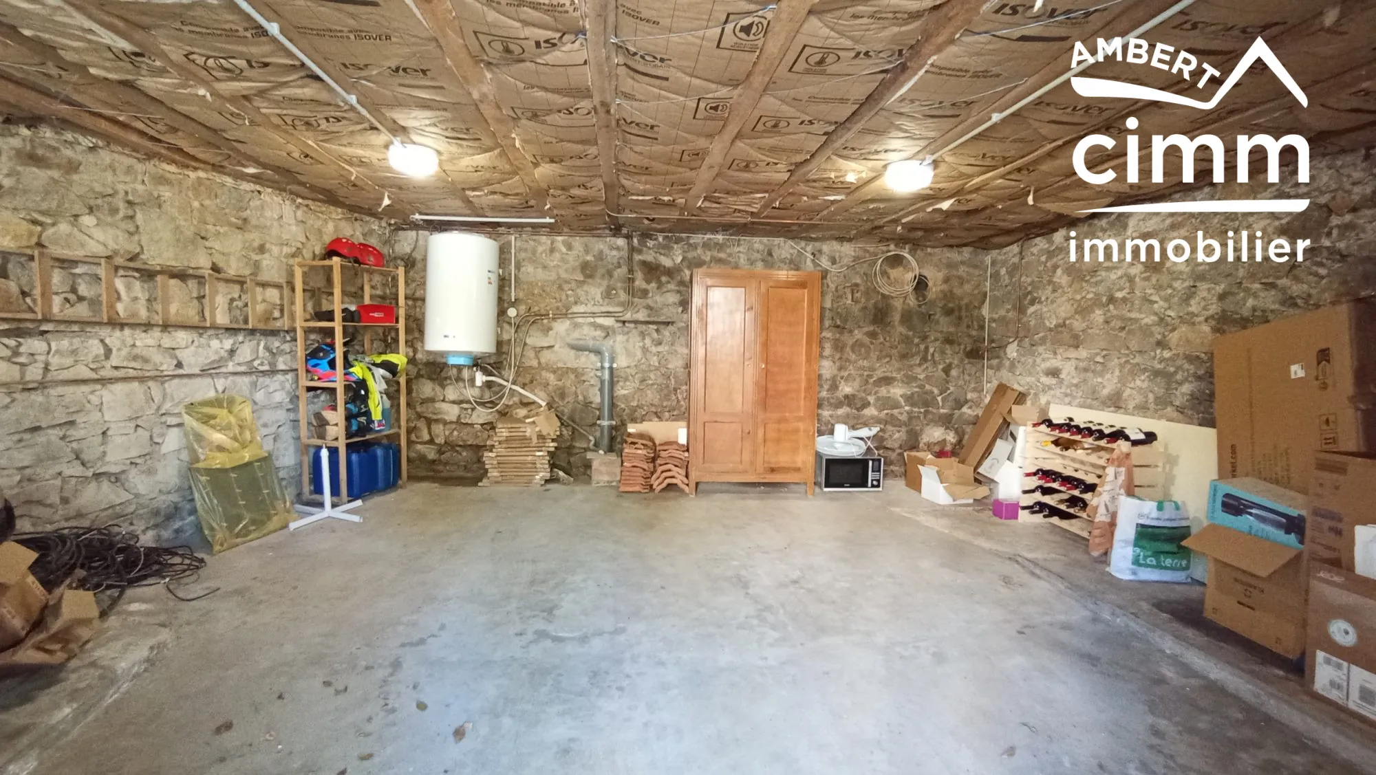 Maison rénovée avec terrasse, garage à Olliergues - Opportunité d’investissement 
