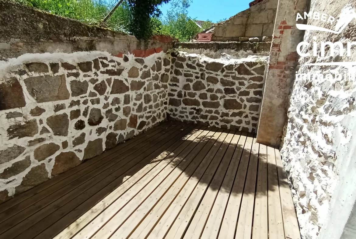 Maison rénovée avec terrasse, garage à Olliergues - Opportunité d’investissement 