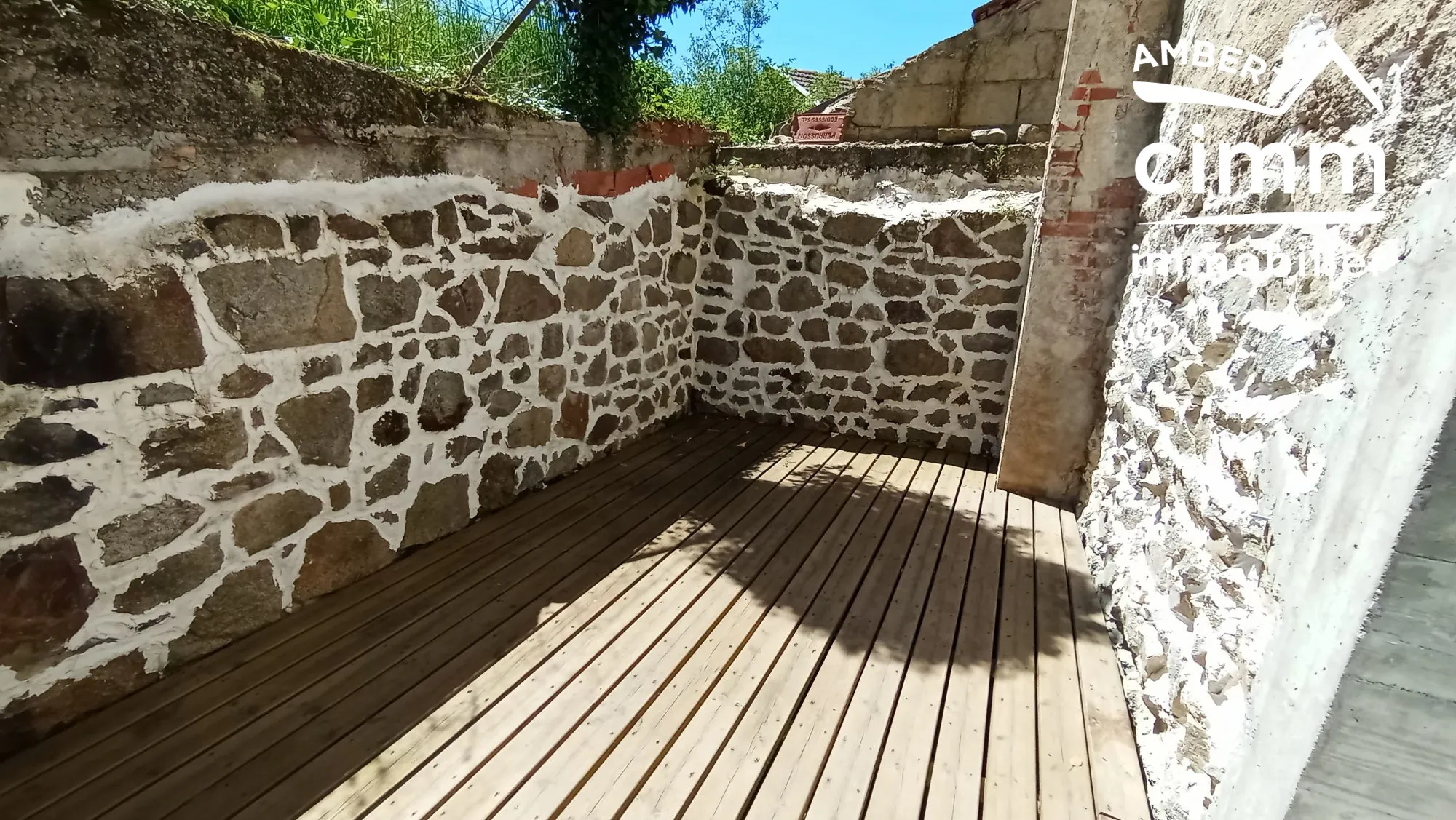 Maison rénovée avec terrasse, garage à Olliergues - Opportunité d’investissement 