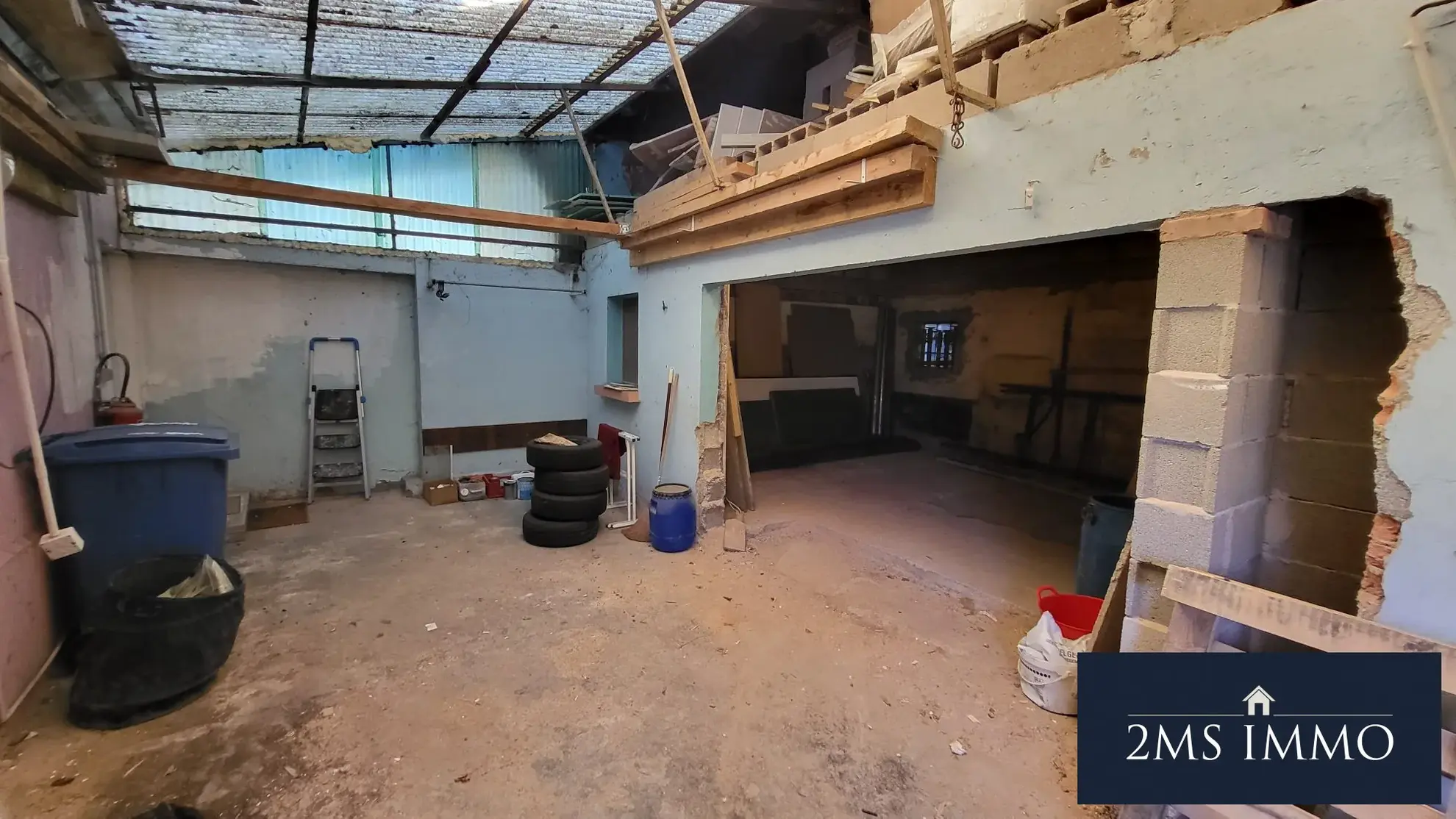 Grande dépendance à Ungersheim de 182 m² à aménager avec parking extérieur 