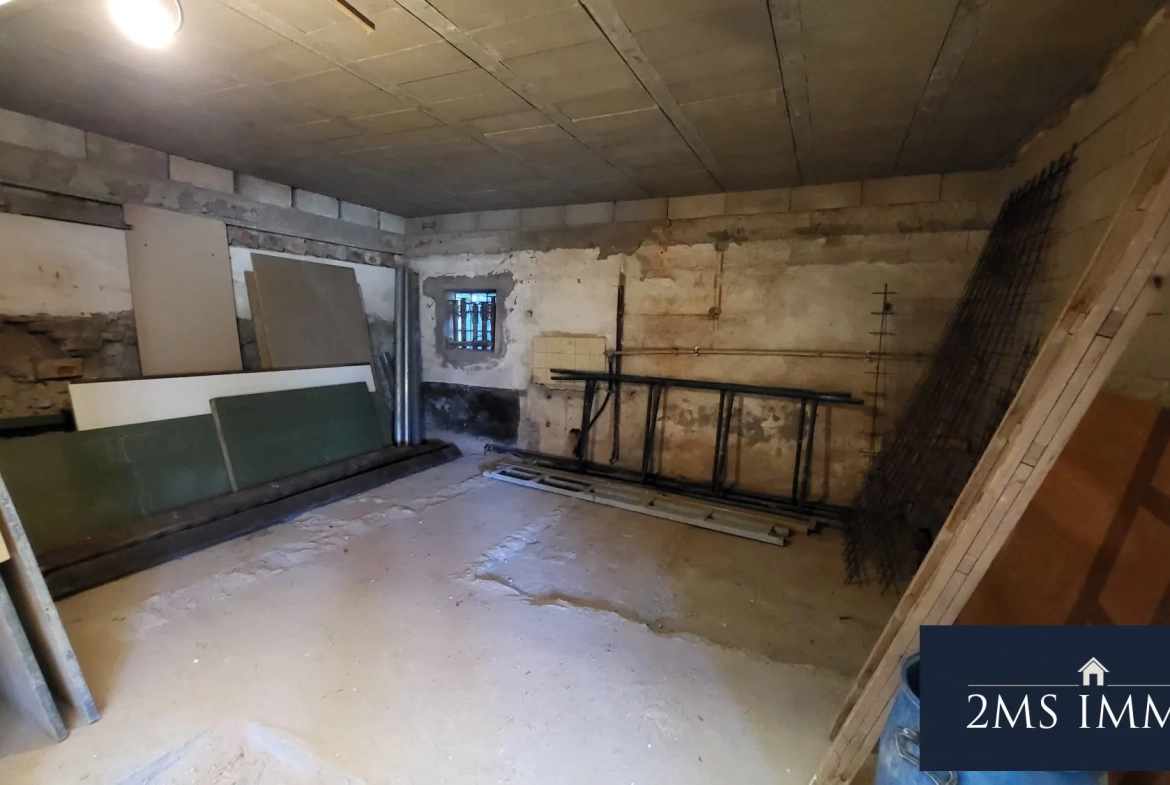Grande dépendance à Ungersheim de 182 m² à aménager avec parking extérieur 