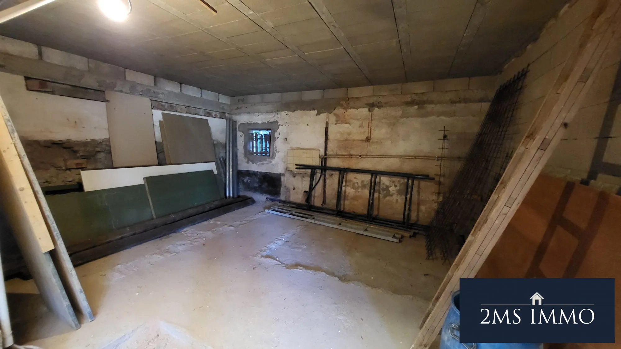 Grande dépendance à Ungersheim de 182 m² à aménager avec parking extérieur 