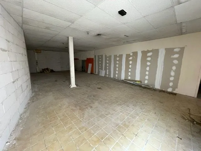Local commercial 110 m² à Chauvigny avec vitrine - idéal activité ou stockage 