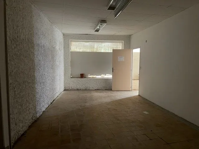 Local commercial 110 m² à Chauvigny avec vitrine - idéal activité ou stockage 
