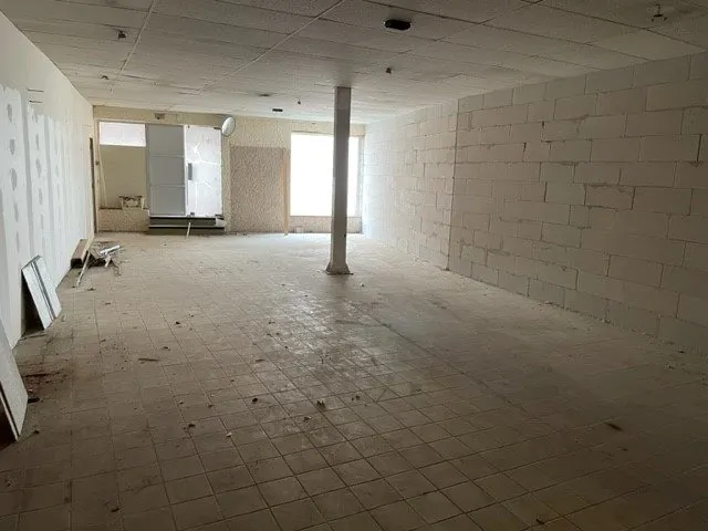 Local commercial 110 m² à Chauvigny avec vitrine - idéal activité ou stockage 