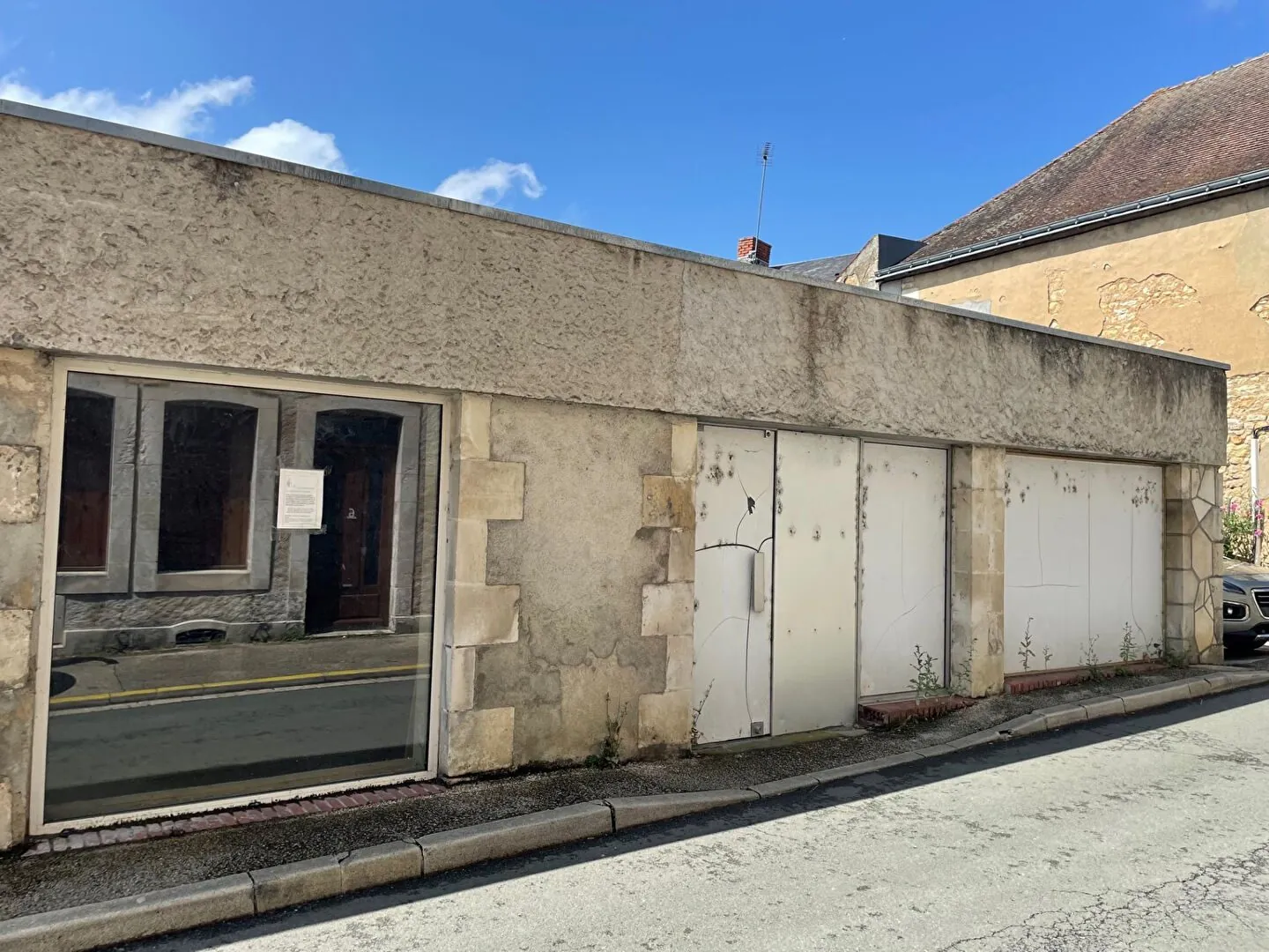 Local commercial 110 m² à Chauvigny avec vitrine - idéal activité ou stockage 
