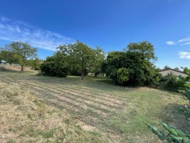 Terrain à bâtir de 1850 m² à Bonnes (86300) proche commodités 