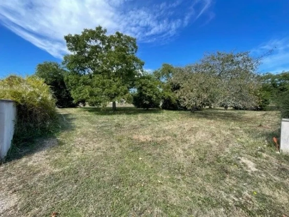 Terrain à bâtir de 1850 m² à Bonnes (86300) proche commodités