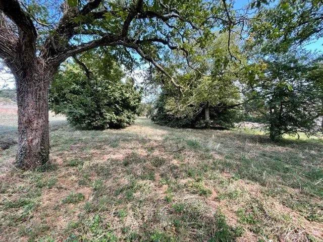 Terrain à bâtir de 1850 m² à Bonnes (86300) proche commodités 