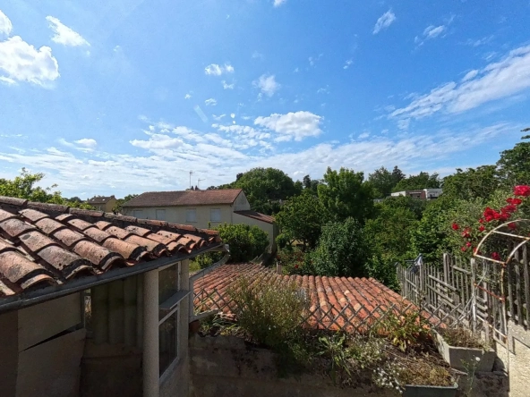 Charmante maison ancienne à Poitiers avec jardin et potentiel de rénovation