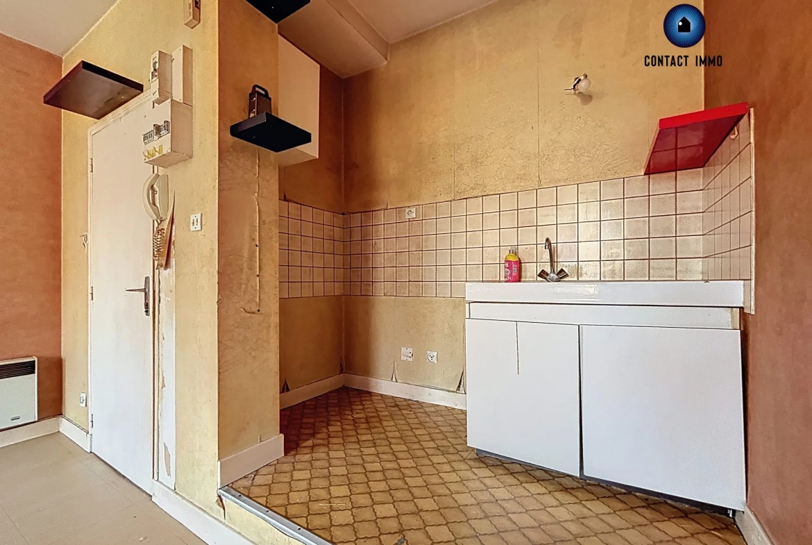 Studio à rénover de 22 m² en plein centre de Brive-la-Gaillarde, idéal investissement 