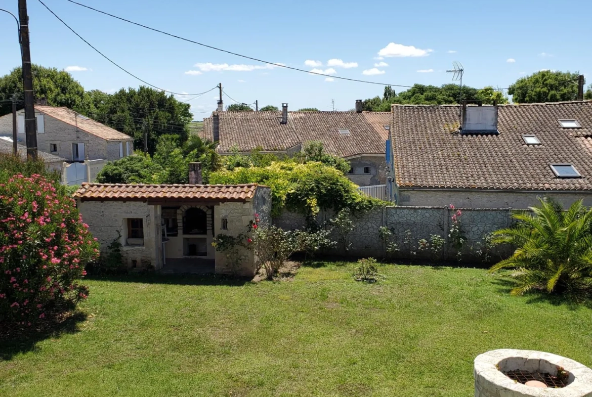 Charmante maison charentaise avec dépendances et jardin proche Royan 