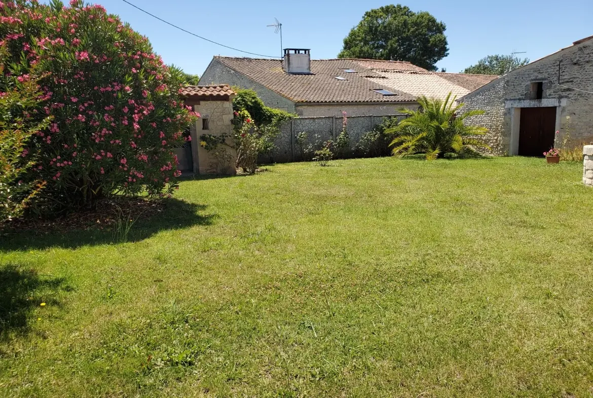 Charmante maison charentaise avec dépendances et jardin proche Royan 