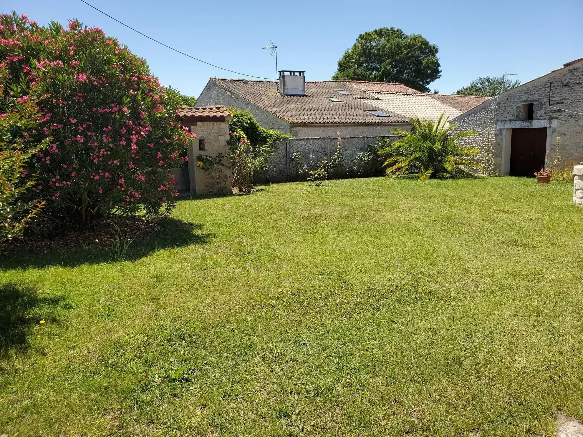 Charmante maison charentaise avec dépendances et jardin proche Royan 
