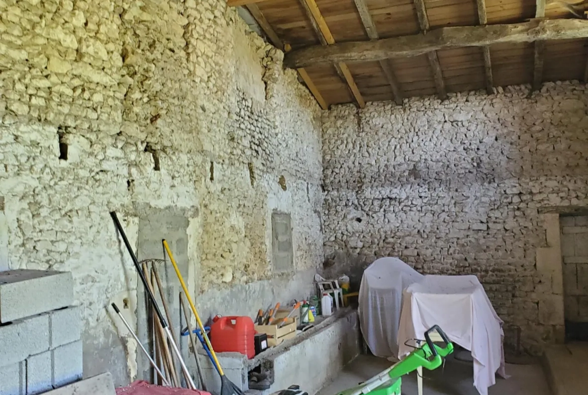 Charmante maison charentaise avec dépendances et jardin proche Royan 